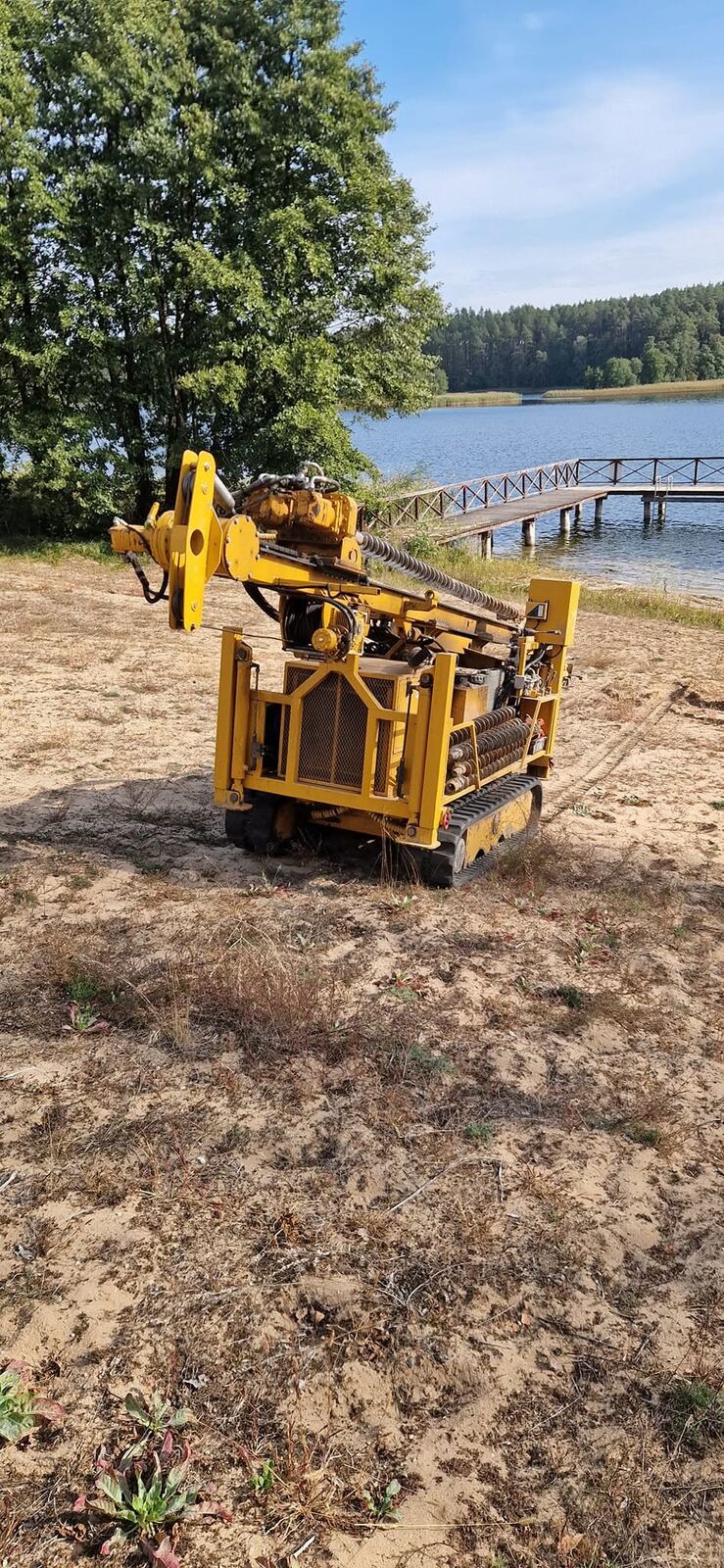 Wiertnica gąsienicowa nad jeziorem