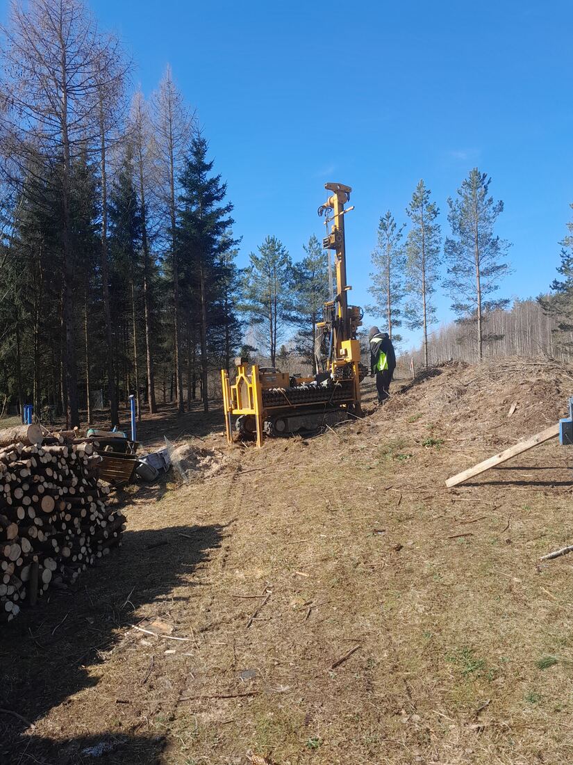 Wiertnica podczas odwiertów na terenie leśnym